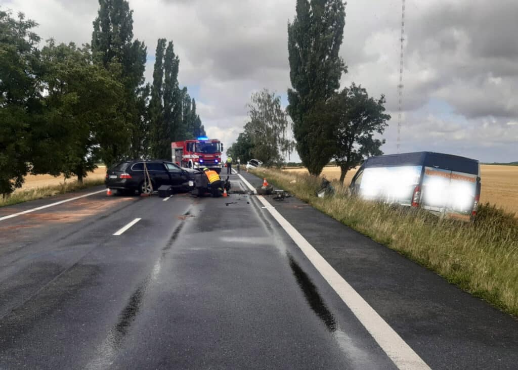 Vážná nehoda dvou aut a dvou motorek na silnici I/12 na Českobrodsku. Foto: HZS STC