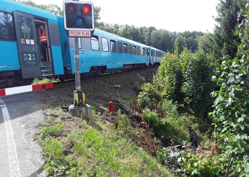 V neděli odpoledne se stala nehoda na železničním přejezdu v Libštátu na Semilsku. Foto: HZS LBC