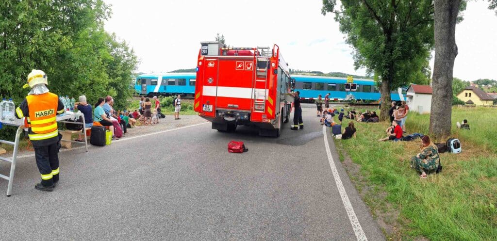 V neděli odpoledne se stala nehoda na železničním přejezdu v Libštátu na Semilsku. Foto: HZS LBC