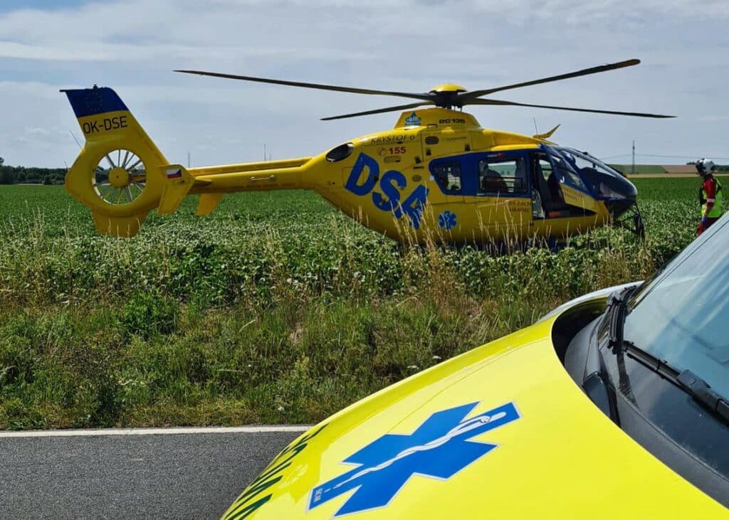 Tragická nehoda motorkáře a dodávky u Jaroměře. Foto: Jana Raizerová / ZZS KHK