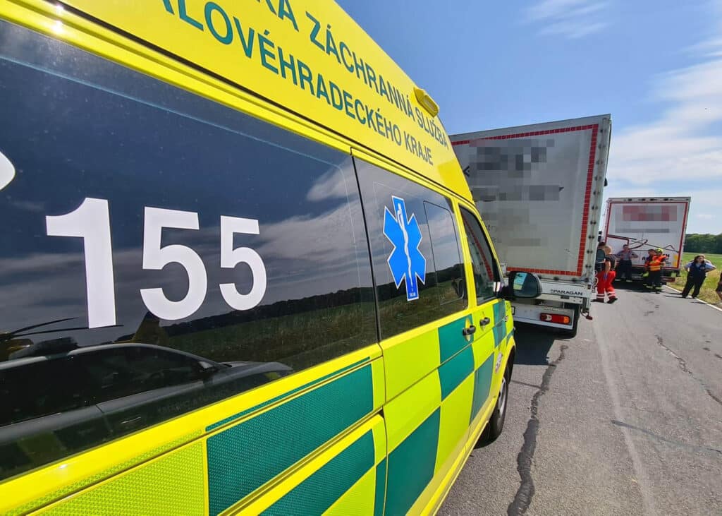 Tragická nehoda motorkáře a dodávky u Jaroměře. Foto: Jana Raizerová / ZZS KHK