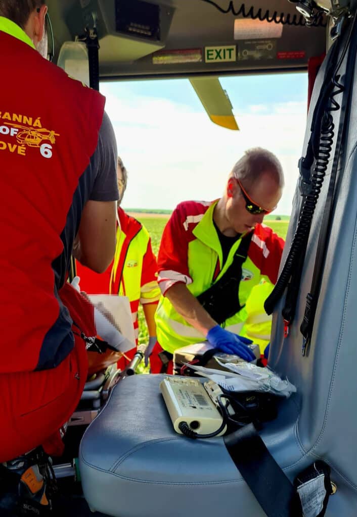 Tragická nehoda motorkáře a dodávky u Jaroměře. Foto: Jana Raizerová / ZZS KHK