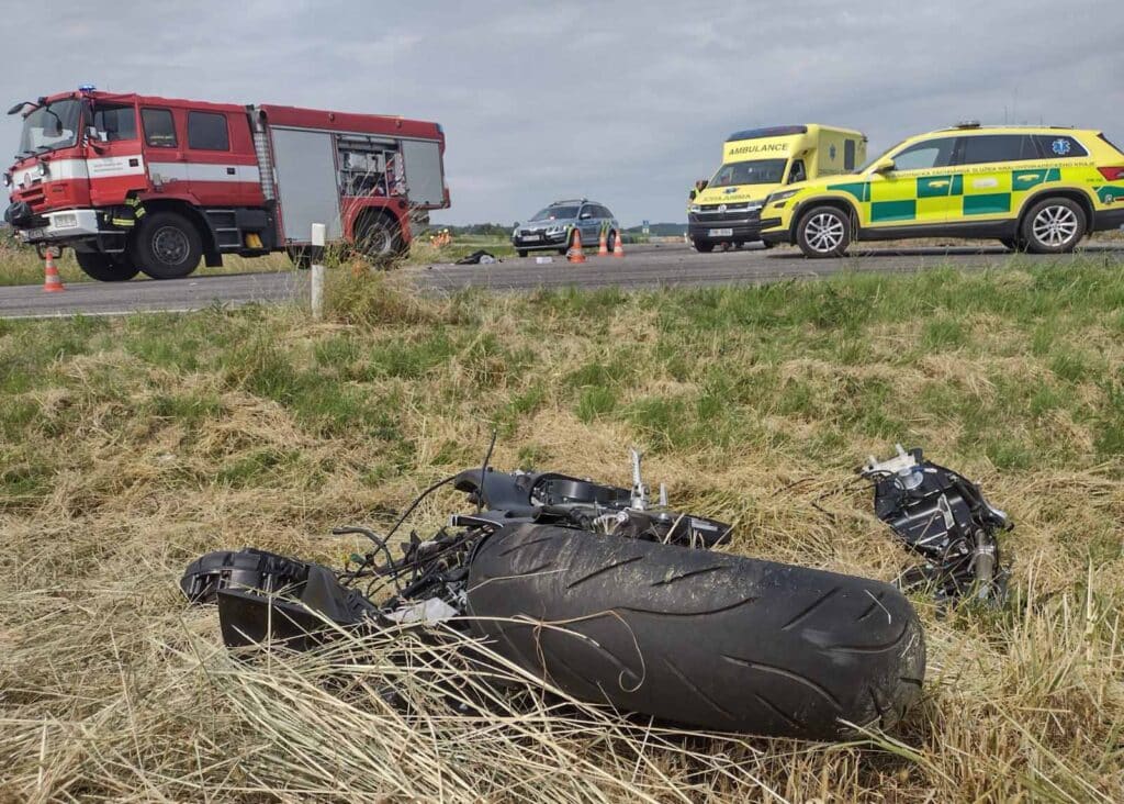 K vážné nehodě motorkáře došlo dnes Třebnouševsi na Jičínsku. Foto: Lukáš Benetka / ZZS KHK
