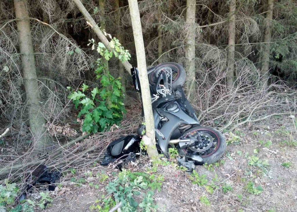 U Nové Vsi u Voděrad vyjel motorkář ze silnice do lesa. Foto: HZS KHK