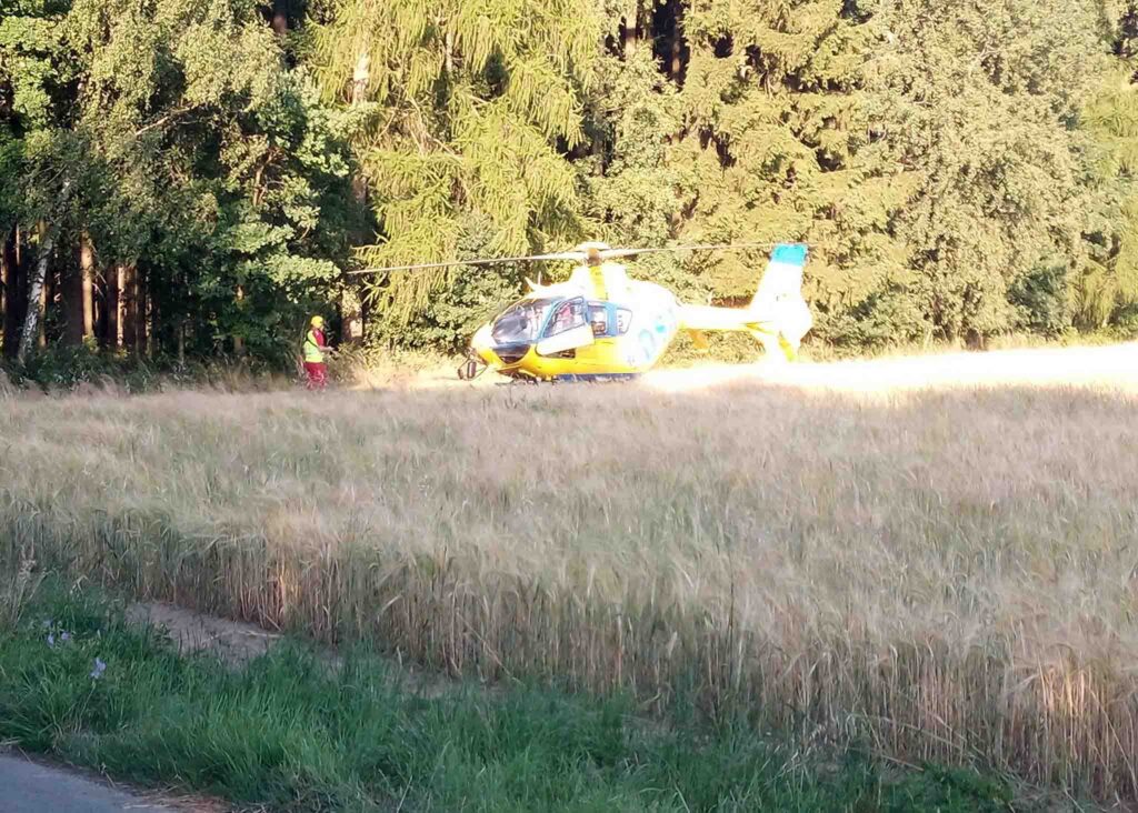 U Nové Vsi u Voděrad vyjel motorkář ze silnice do lesa. Foto: HZS KHK