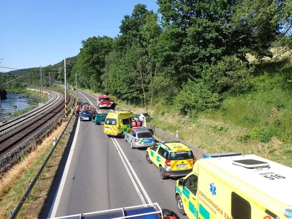 Nehoda dvou aut a motorky u Jablůnky na Vsetínsku. Foto: HZS