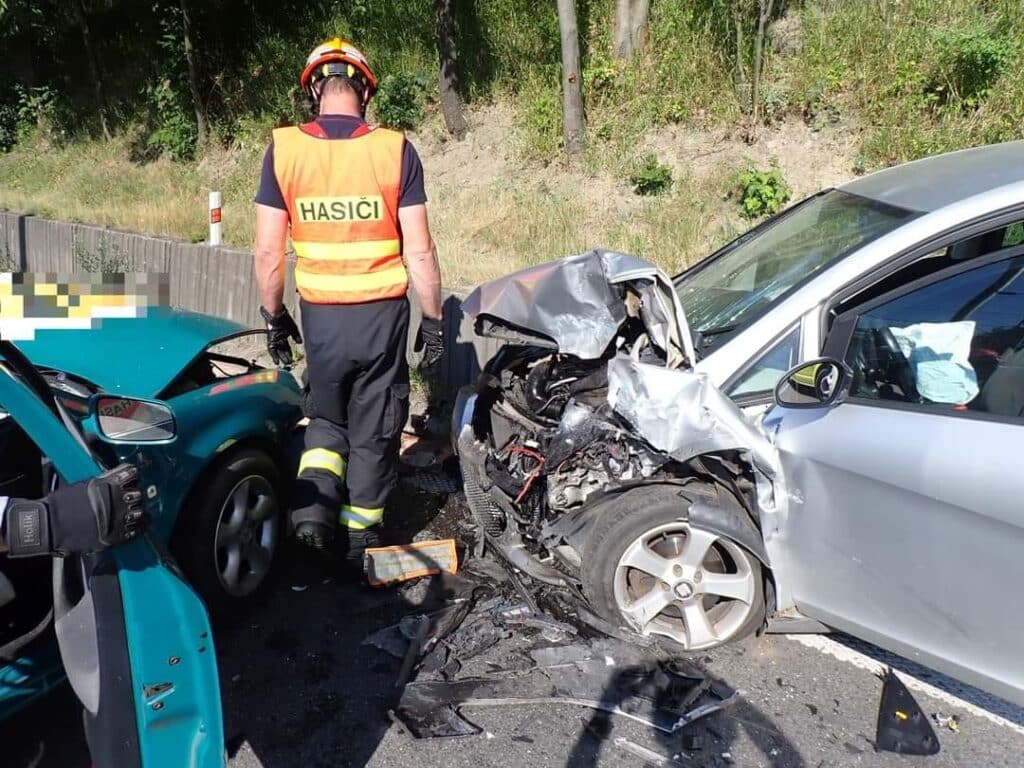 Nehoda dvou aut a motorky u Jablůnky na Vsetínsku. Foto: HZS