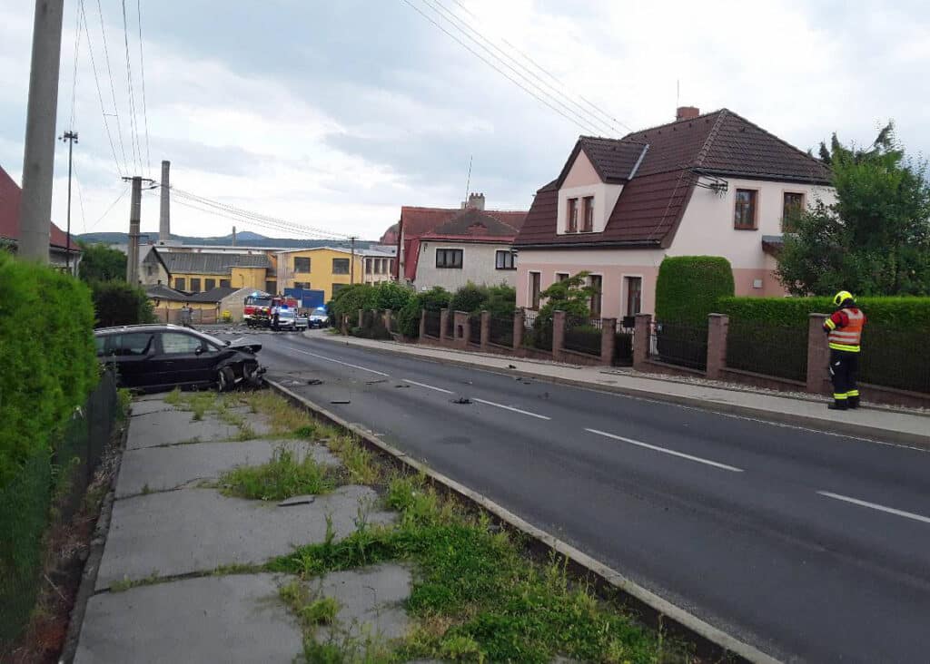 Auto v Rumburku nabořilo plynové vedení. Foto: HZS