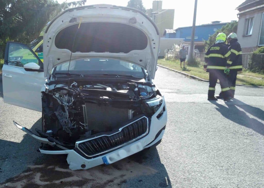 Nehoda dvou aut v Sobotce. Foto: HZS Královehradeckého kraje