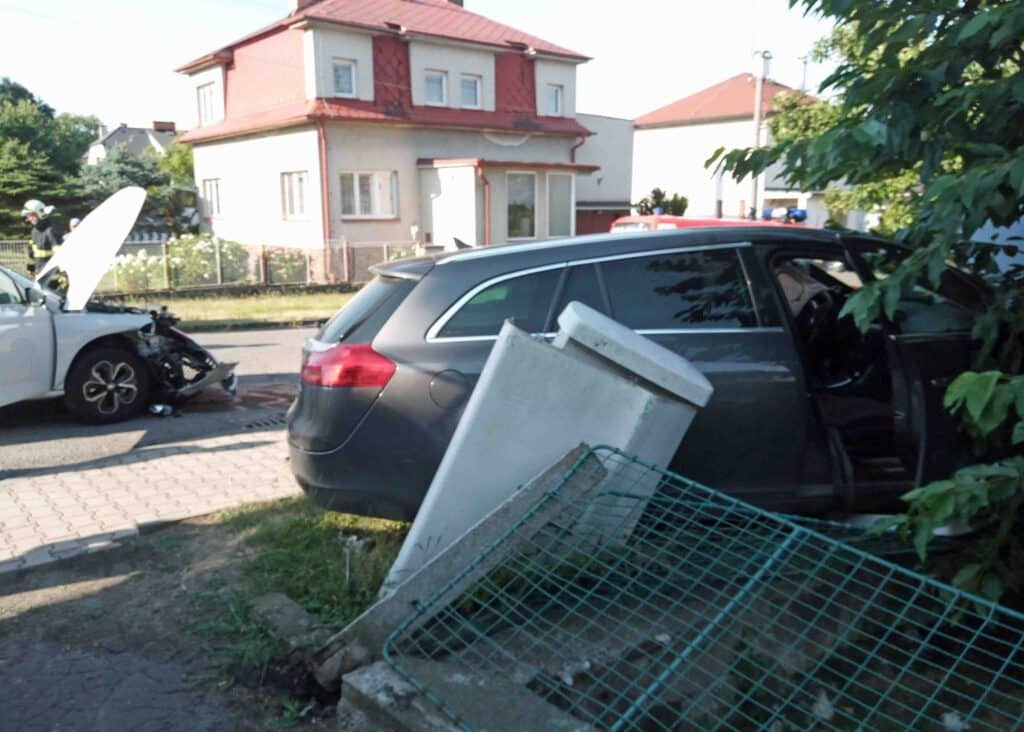 Nehoda dvou aut v Sobotce. Foto: HZS Královehradeckého kraje