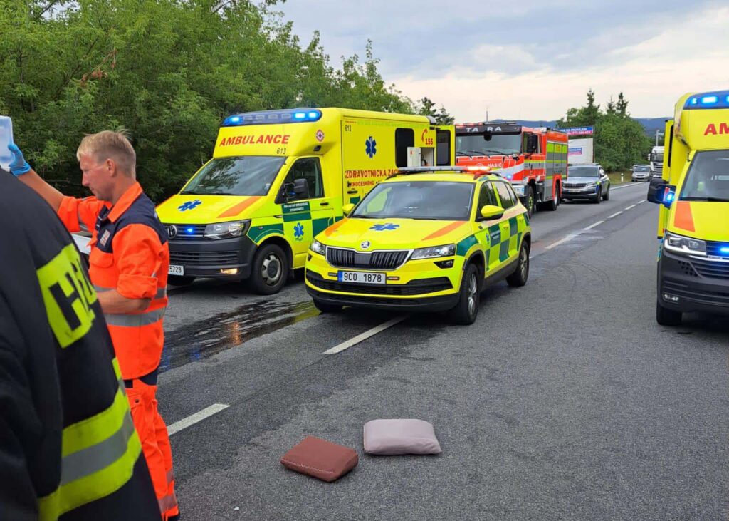 Vážná nehoda osobního auta a dodávky se stala u Řepic na Strakonicku. Foto: ZZS JCK