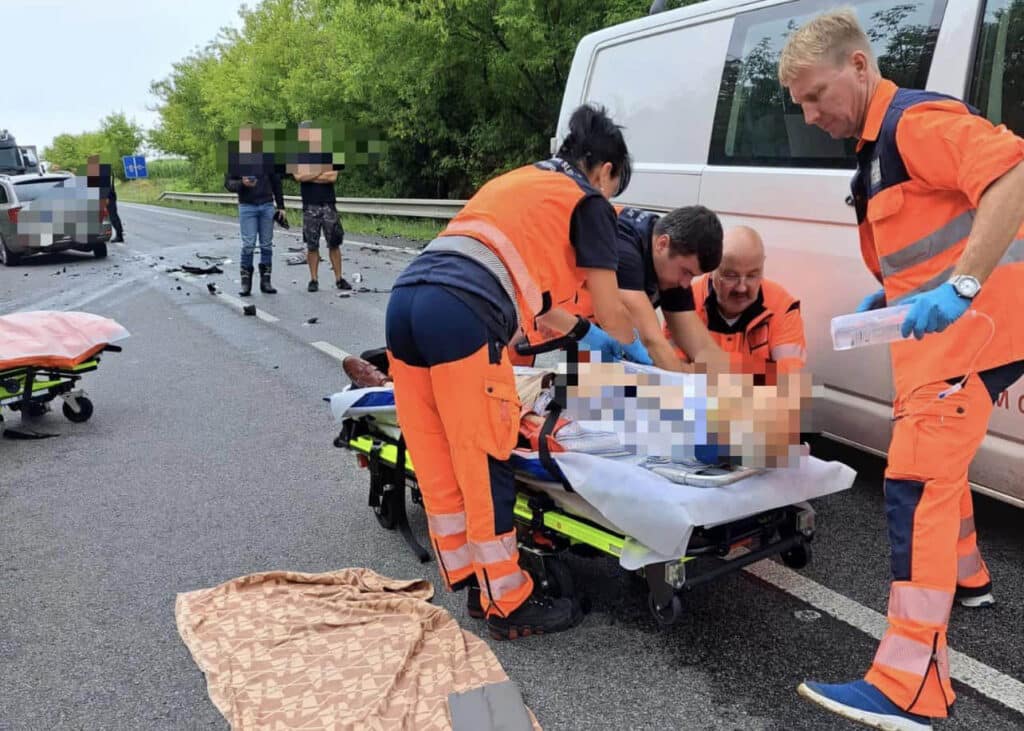 Vážná nehoda osobního auta a dodávky se stala u Řepic na Strakonicku. Foto: ZZS JCK