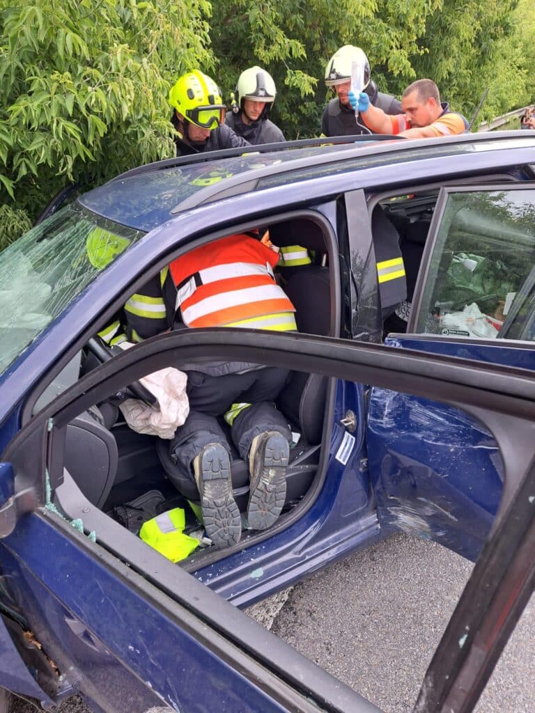 Vážná nehoda osobního auta a dodávky se stala u Řepic na Strakonicku. Foto: ZZS JCK