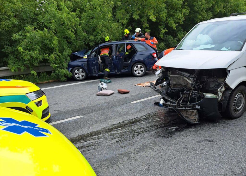 Vážná nehoda osobního auta a dodávky se stala u Řepic na Strakonicku. Foto: ZZS JCK