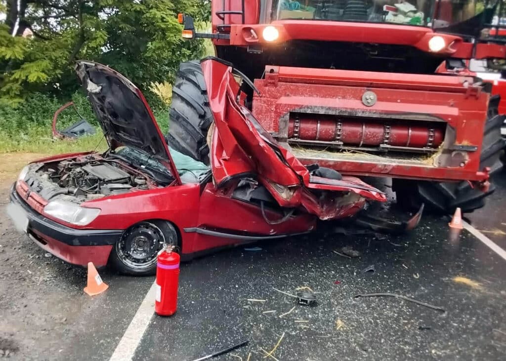 Nehoda auta a kombajnu u Břuchotína na Olomoucku. Foto: PČR