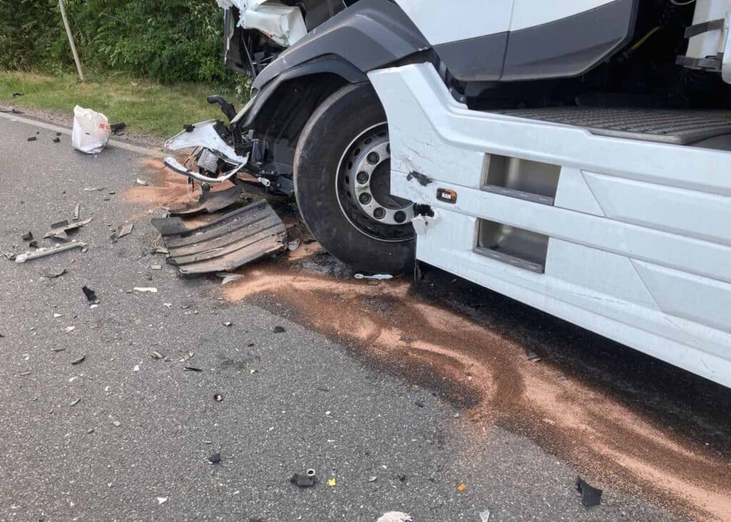 Nehoda auta a kamionu v obci Škvorec. Foto: HZS STC