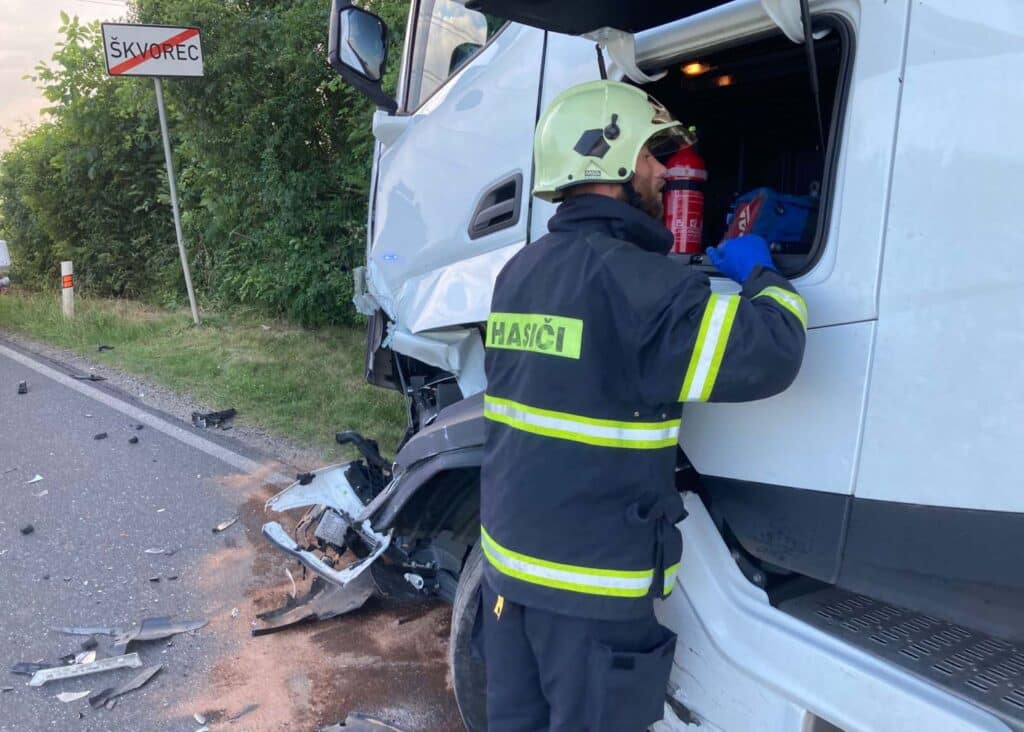 Nehoda auta a kamionu v obci Škvorec. Foto: HZS STC