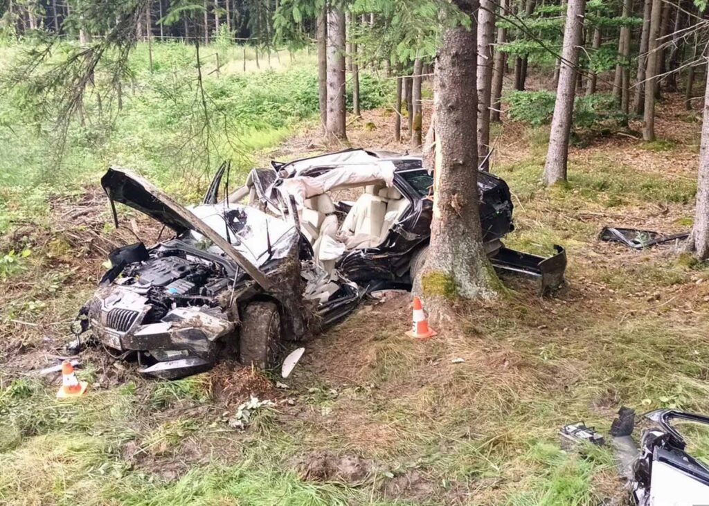 Vážná nehoda Škody Octavia do stromu u Věšína na Příbramsku. Foto: HZS