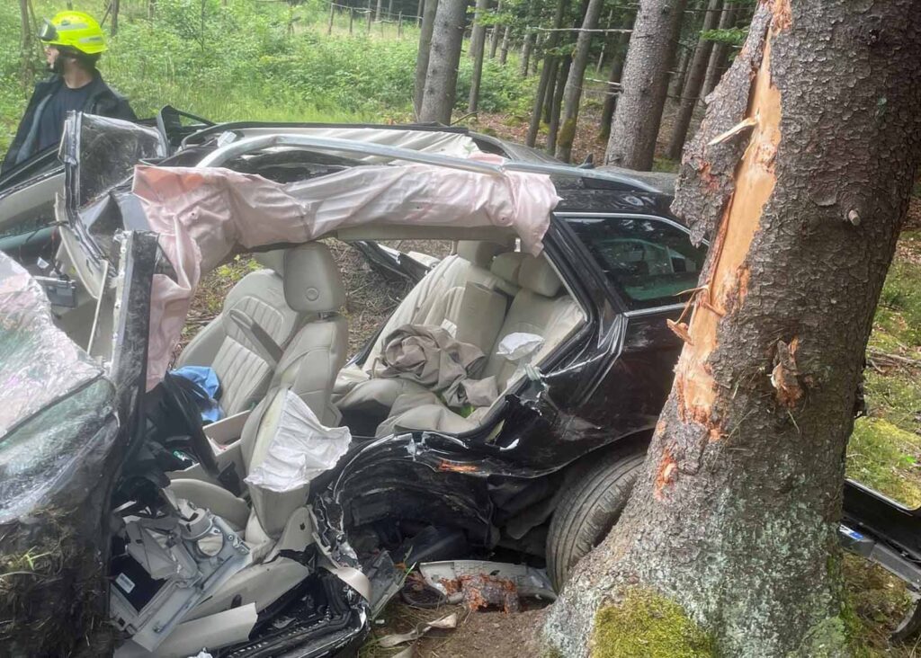 Vážná nehoda Škody Octavia do stromu u Věšína na Příbramsku. Foto: HZS