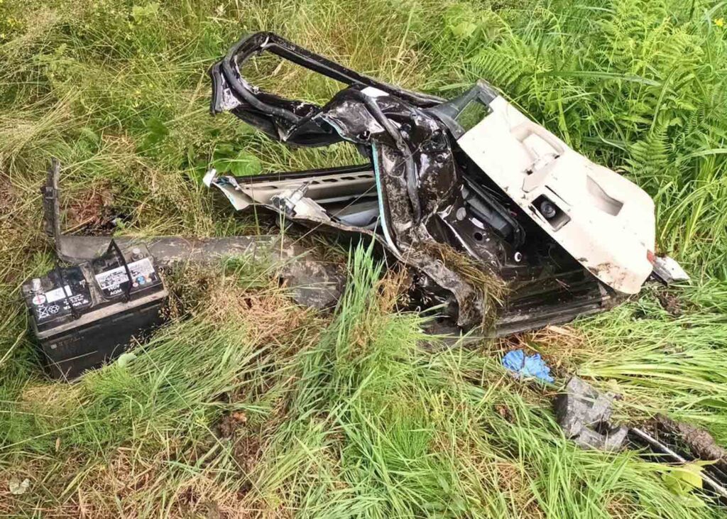 Vážná nehoda Škody Octavia do stromu u Věšína na Příbramsku. Foto: HZS