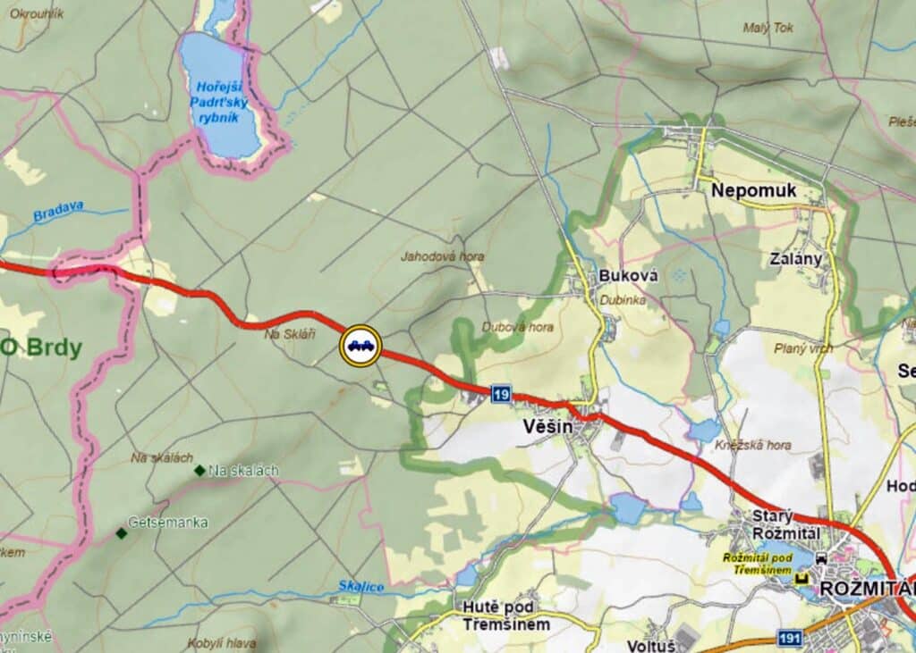 Vážná nehoda Škody Octavia do stromu u Věšína na Příbramsku. Foto: HZS