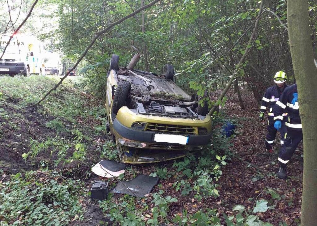 Starší Škoda Octavia a Citroën se srazily v pondělí dopoledne Živanicích na Pardubicku. Foto: HZS Pardubického kraje