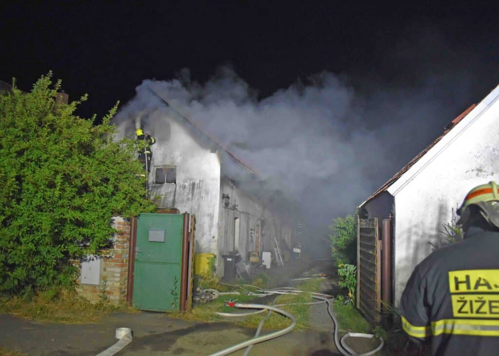Hasiči spěchal k požáru domu v Krakovanech. Foto: HZS