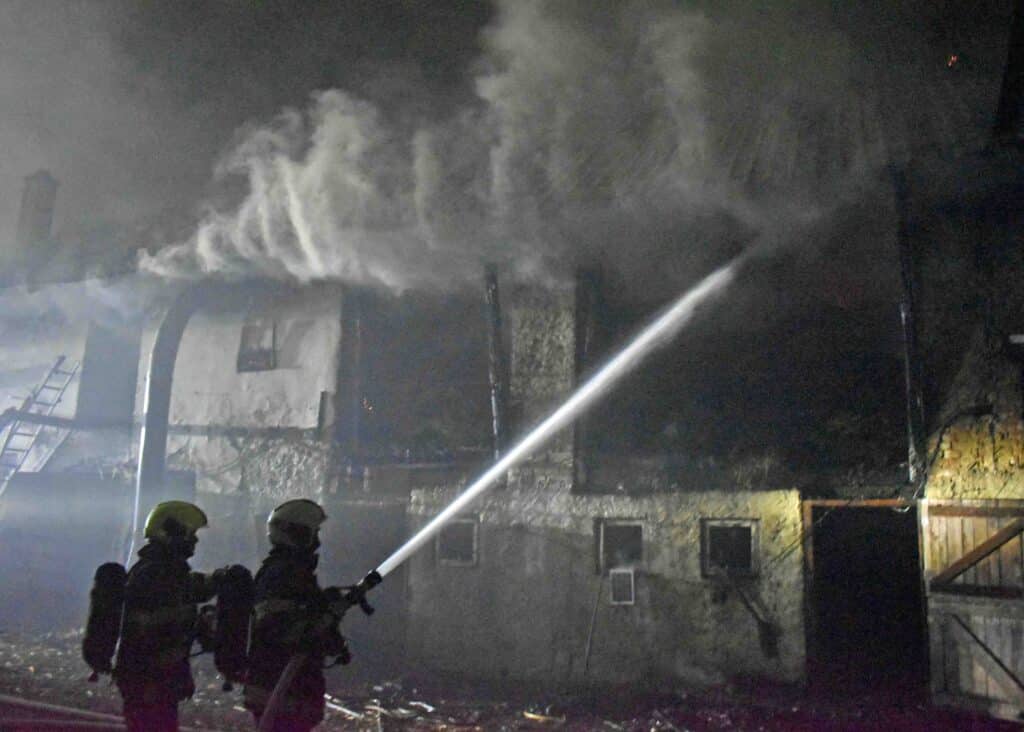 Hasiči spěchal k požáru domu v Krakovanech. Foto: HZS