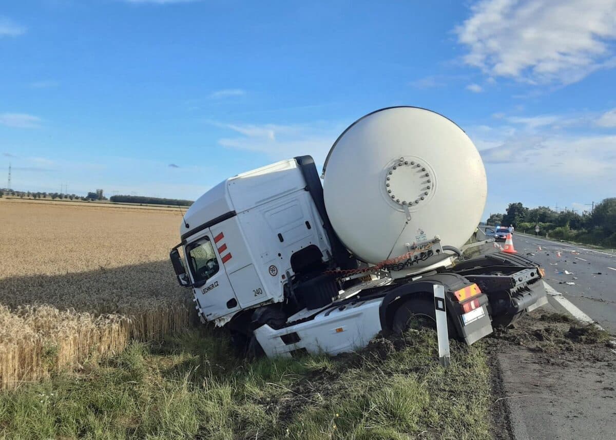 Tragická nehoda cisterny a motorky u Horních Moštěnic. Foto: HZS OK