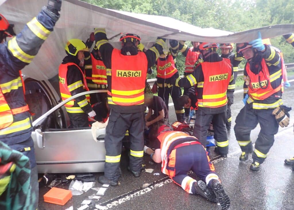Tragicky skončila nedělní nehoda u Pozděchova na Vsetínsku. Foto: HZS ZLK