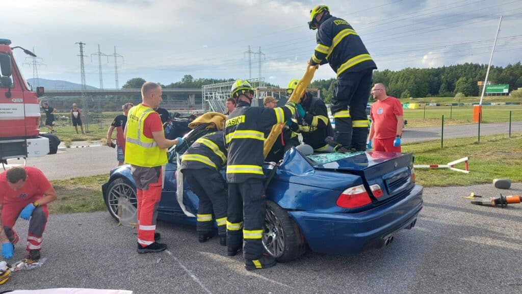Vážná nehoda na autodromu Sosnová. Foto: HZS LBK