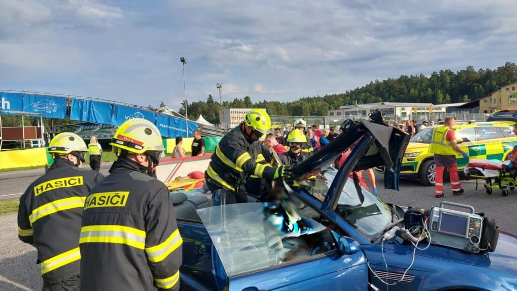 Vážná nehoda na autodromu Sosnová. Foto: HZS LBK