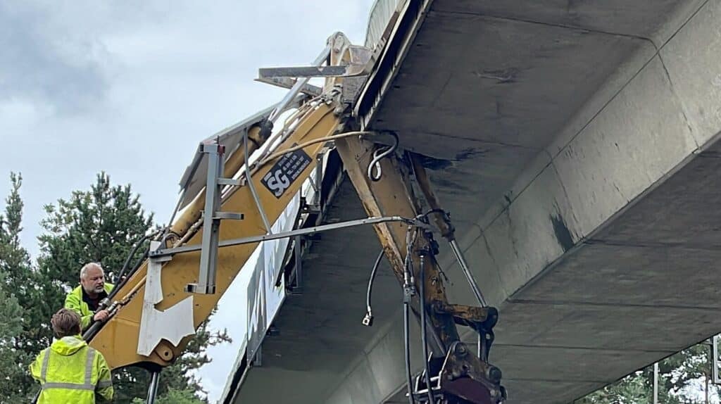 Nehoda bagru do mostu na dálnici D11. Foto: FB/Hlas Poděbrad
