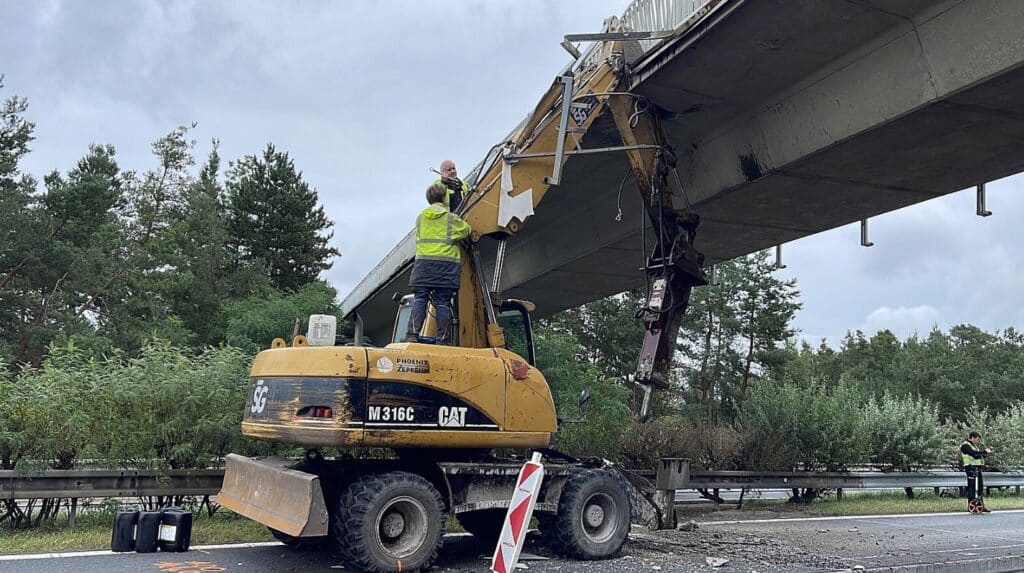 Nehoda bagru do mostu na dálnici D11. Foto: FB/Hlas Poděbrad