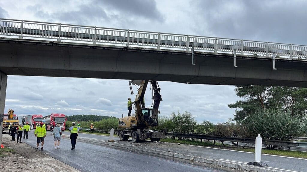 Nehoda bagru do mostu na dálnici D11. Foto: FB/Hlas Poděbrad