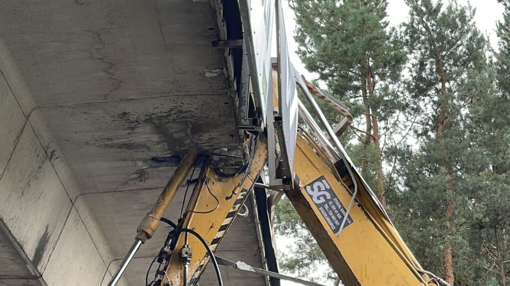 Nehoda bagru do mostu na dálnici D11. Foto: FB/Hlas Poděbrad