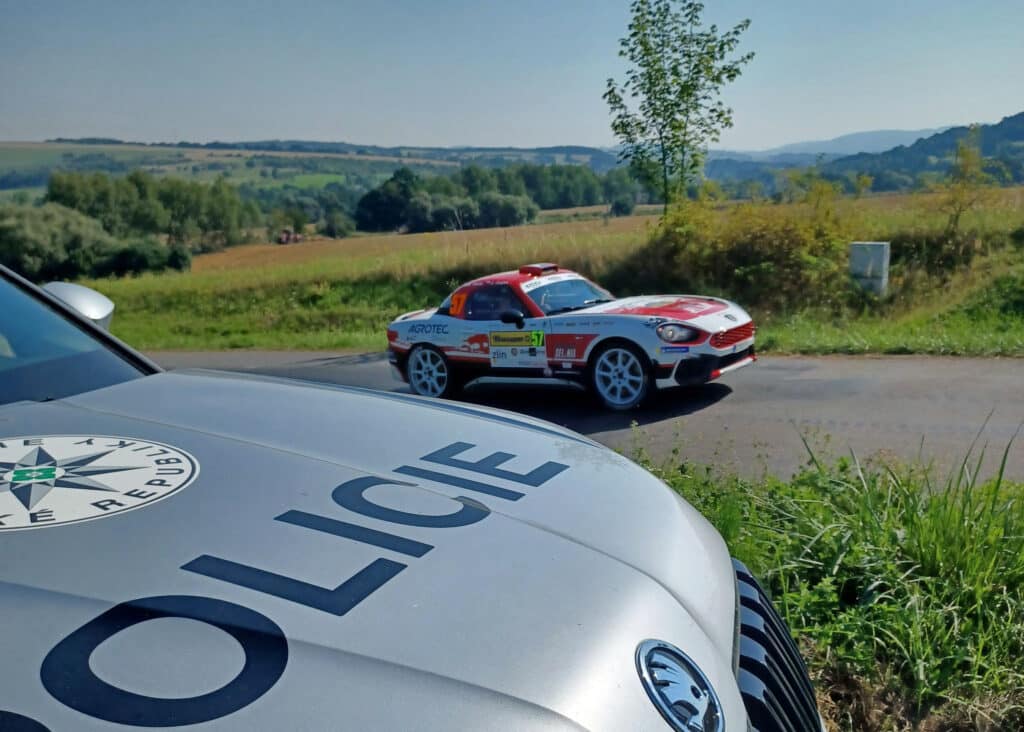 Policie dohlížela na Barum Rally ve Zlíně. Rozdala i pokuty. Foto: PČR