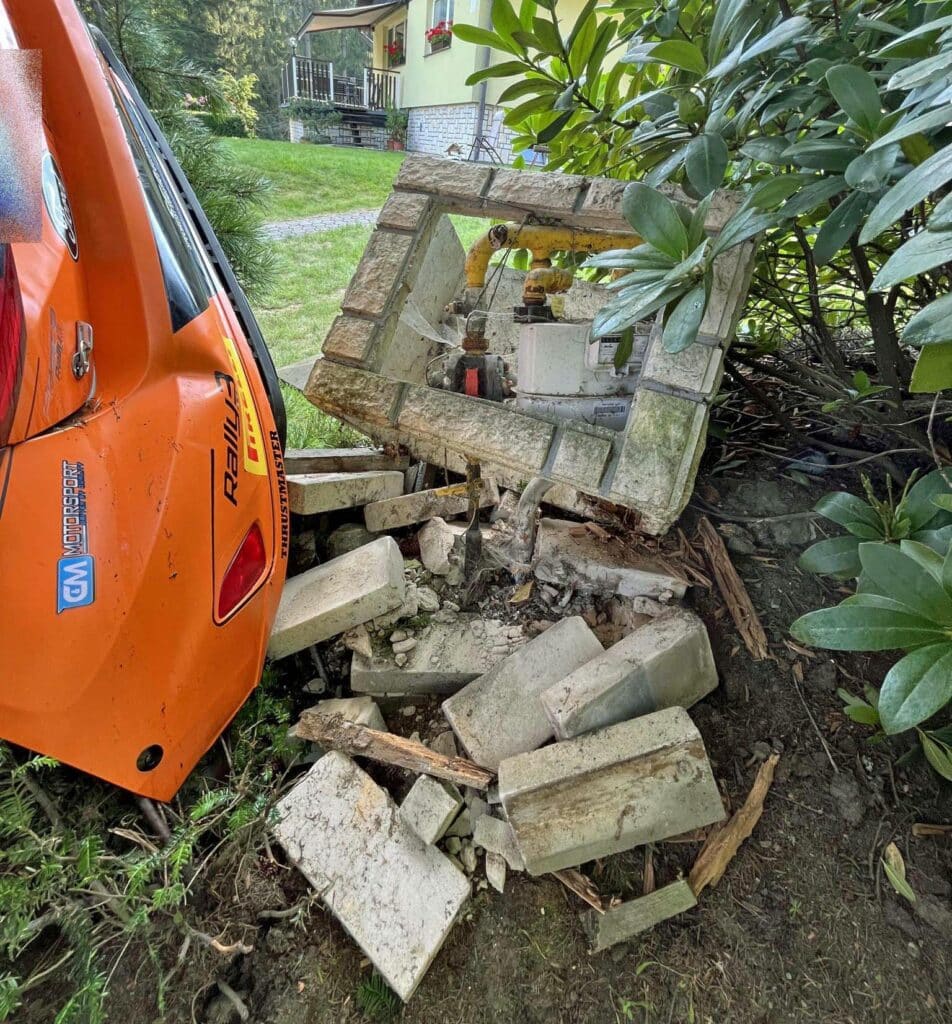 Závodní speciál na Barum Rally v Kateřinicích vyletěl na plot a zbořil plynovou přípojku. Foto: HZS ZLK