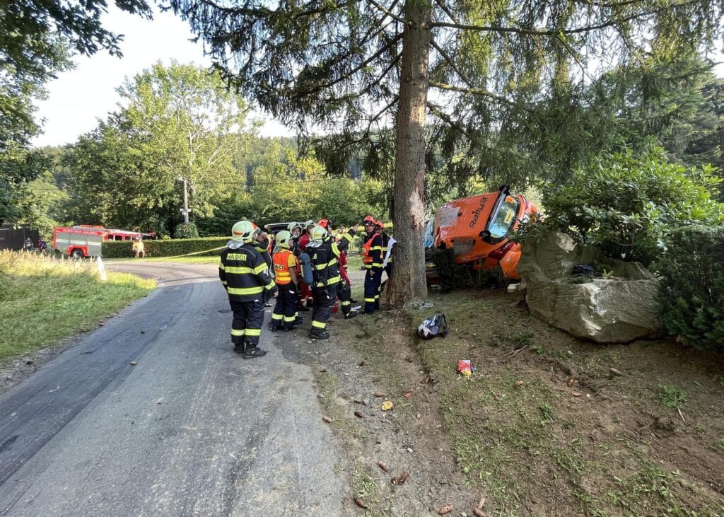 Závodní speciál na Barum Rally v Kateřinicích vyletěl na plot a zbořil plynovou přípojku. Foto: HZS ZLK