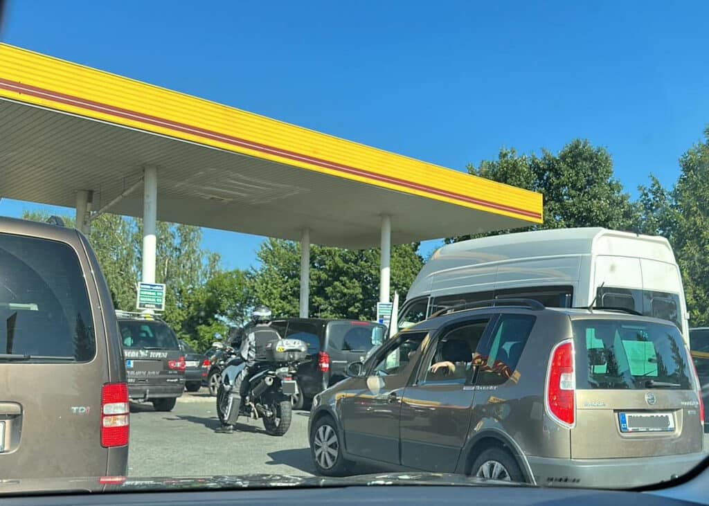 Na benzínkách Tank ONO se tvoří fronty. Foto: ČRzprávy