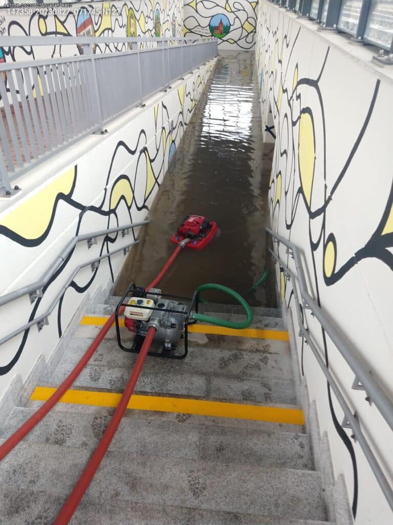 Hlavně popadané stromy do dráhy nebo na trakční vedení museli řešit drážní hasiči a železničáři. Foto: SŽ