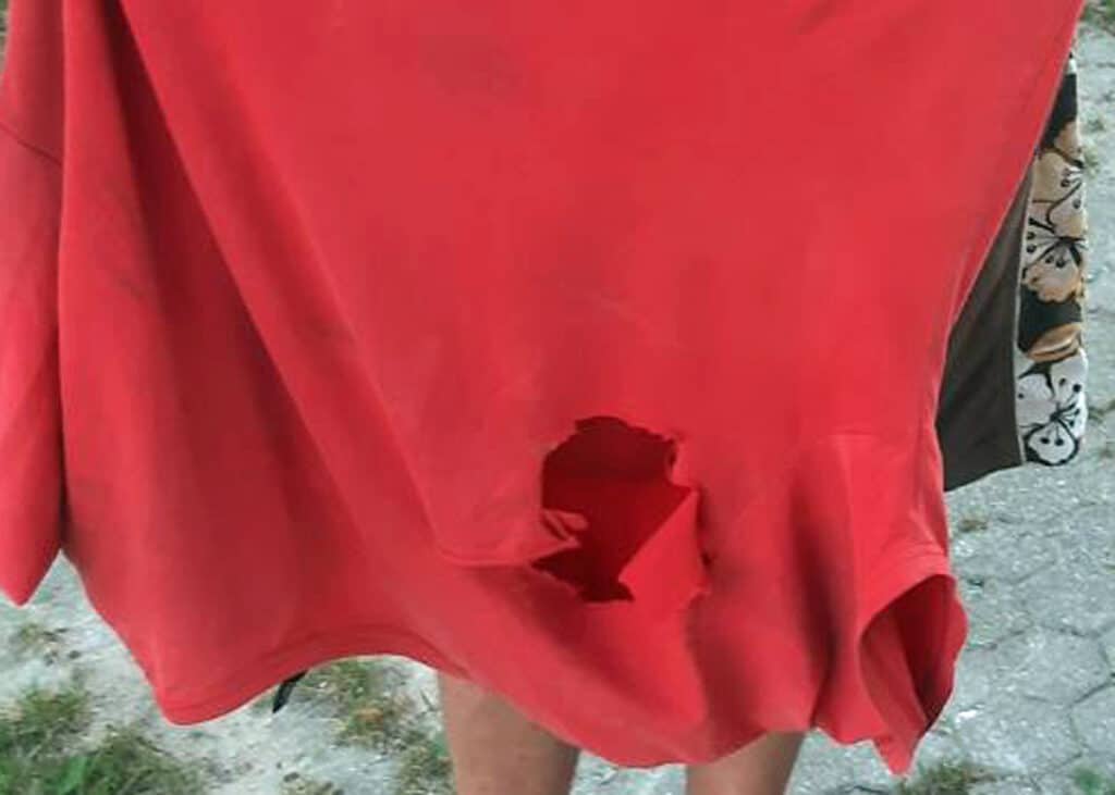 Mladíka na poli u Jindřichova Hradce přejel kombajn. Vyvázl s odřeninami a potrhaným trikem. Foto: PČR