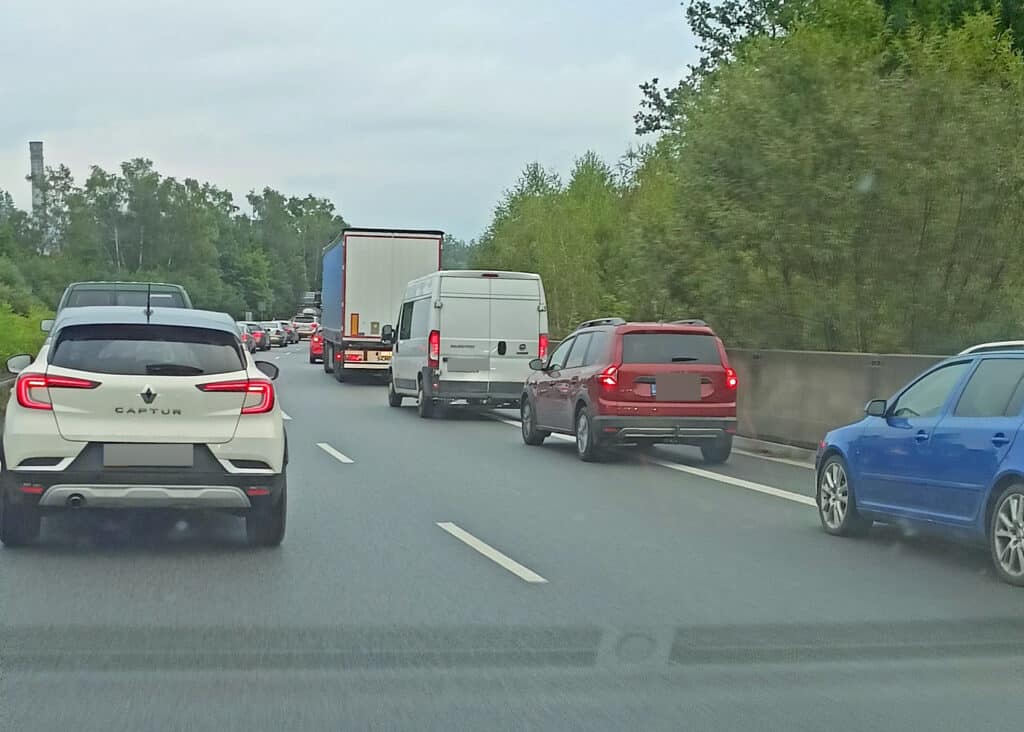 Kolony se dopoledne tvořily před Libercem ve směru od Chrastavy. Foto: Pavla Trávníková Strnadová