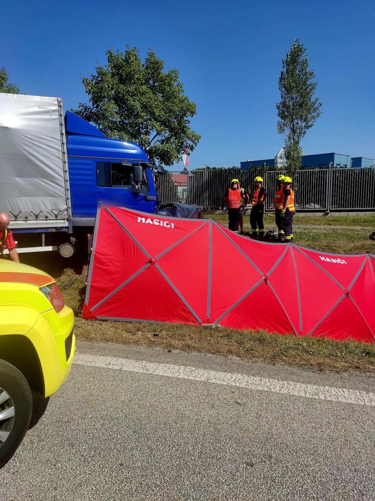 Tragická nehoda v Kaplici. Zemřeli tři lidé. Foto: HZS