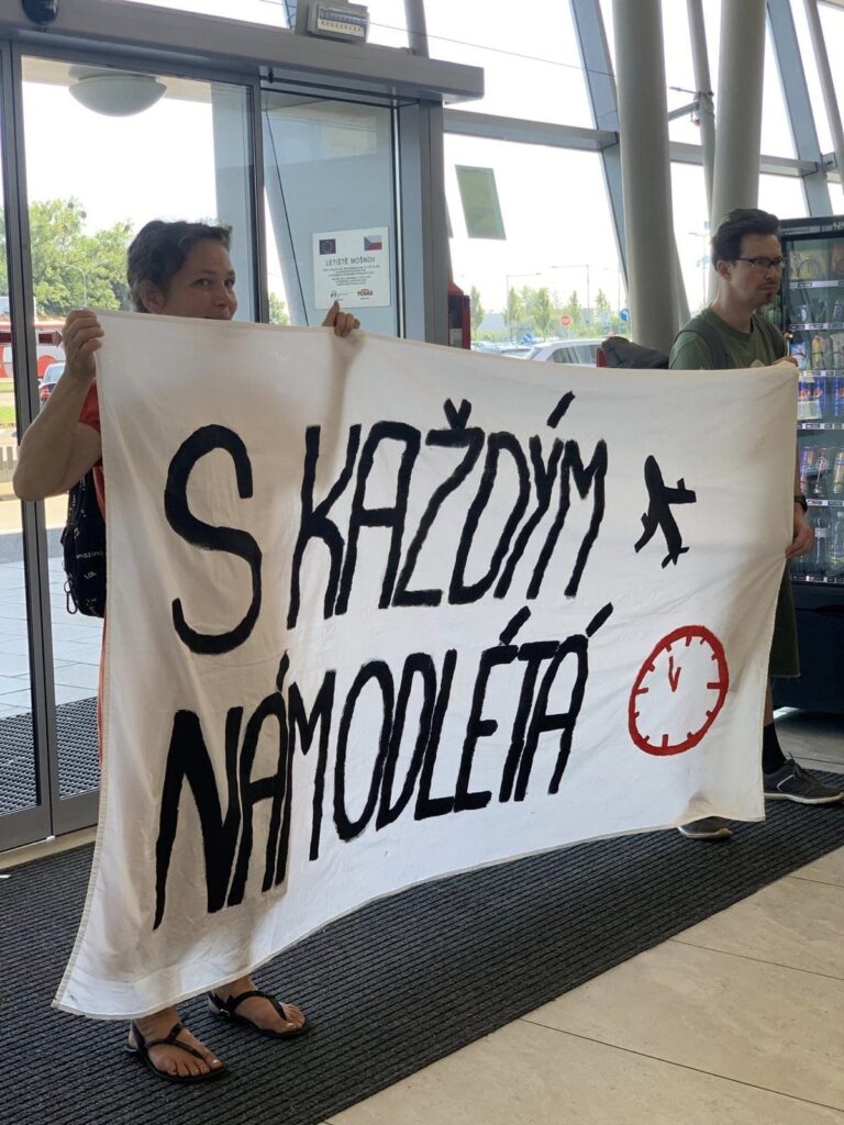 Aktivisté Extinction Rebellion blokovali letiště Ostrava v Mošnově. Foto: FB