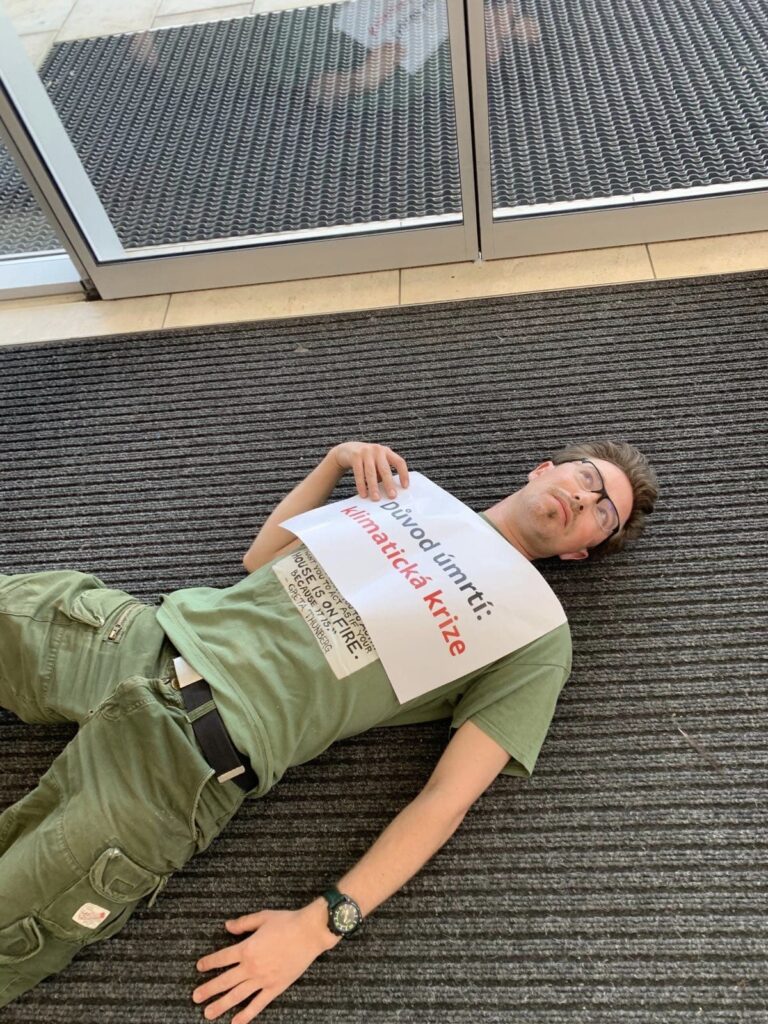 Aktivisté Extinction Rebellion blokovali letiště Ostrava v Mošnově. Foto: FB