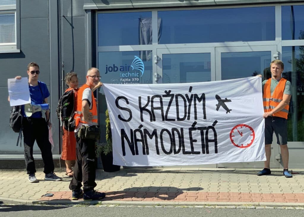 Aktivisté Extinction Rebellion blokovali letiště Ostrava v Mošnově. Foto: FB