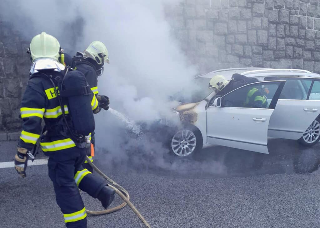 Požár auta na silnici I/35 u Jeřmanic na Liberecku. Foto: HZS LBC