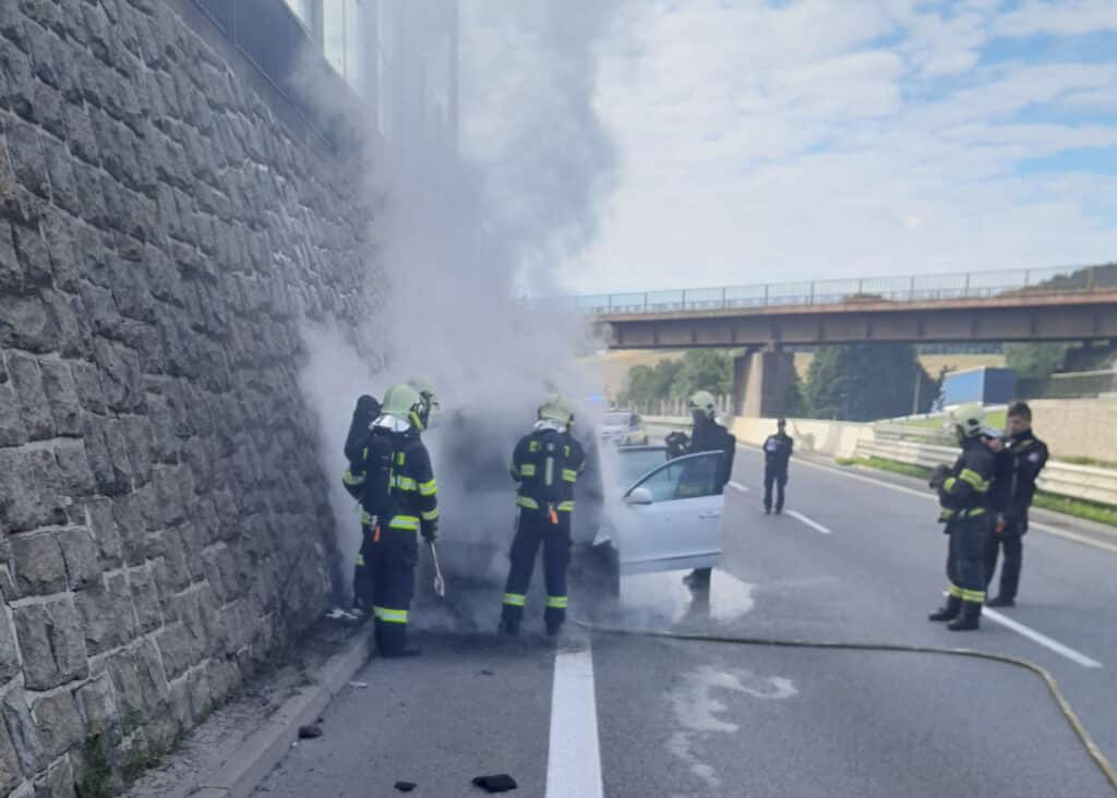 Požár auta na silnici I/35 u Jeřmanic na Liberecku. Foto: HZS LBC