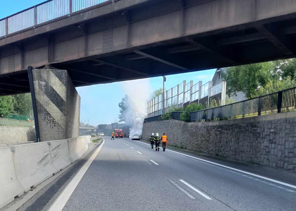 Požár auta na silnici I/35 u Jeřmanic na Liberecku. Foto: HZS LBC